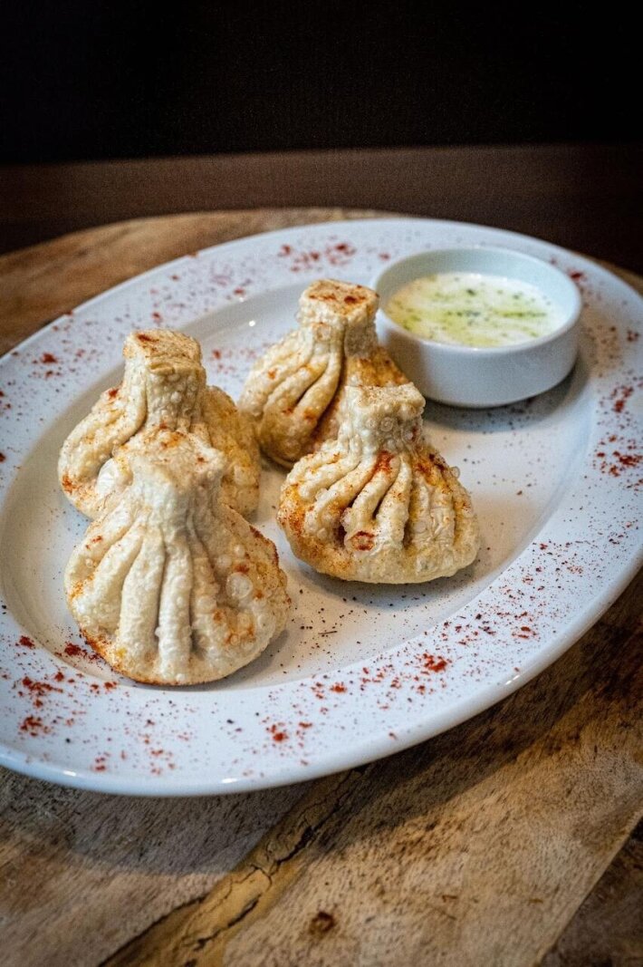 Жареные хинкали с соусом «Мацони»