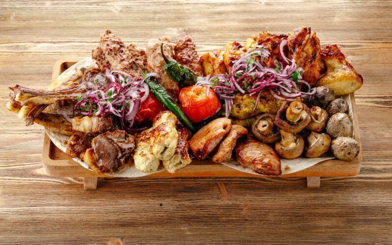 Ассорти из шашлыков с овощами