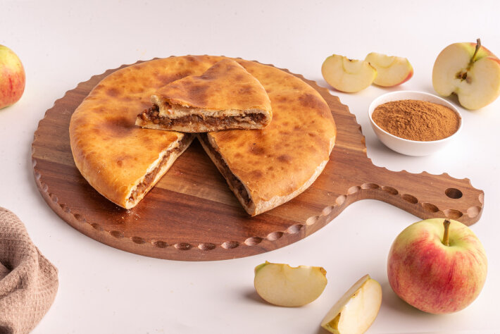 Сладкий пирог с яблоком и корицей