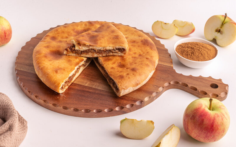 Сладкий пирог с яблоком и корицей