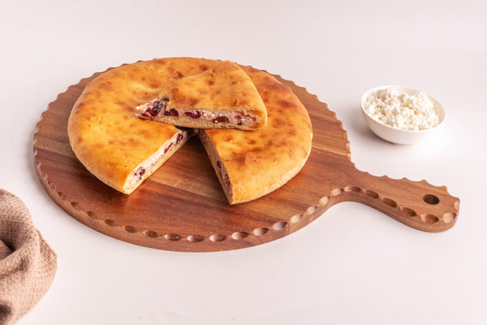 Пирог с творогом и ягодами
