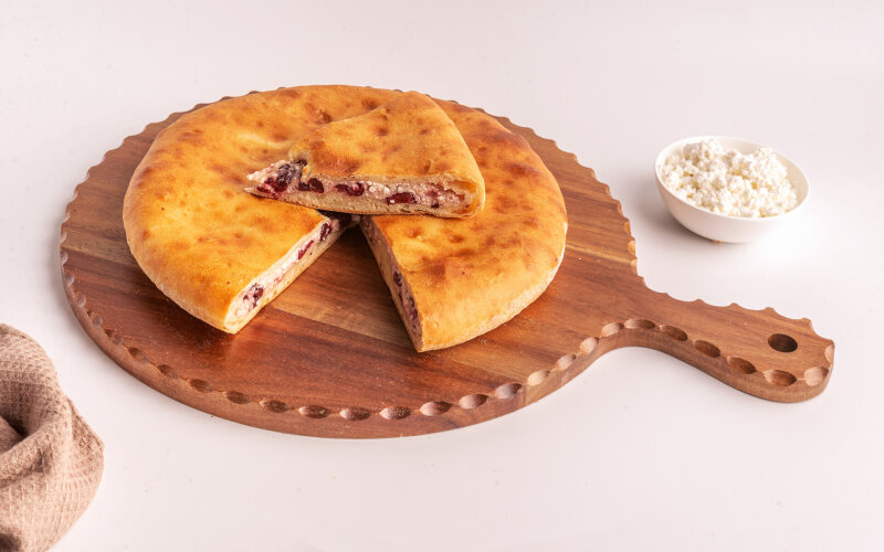 Пирог с творогом и ягодами