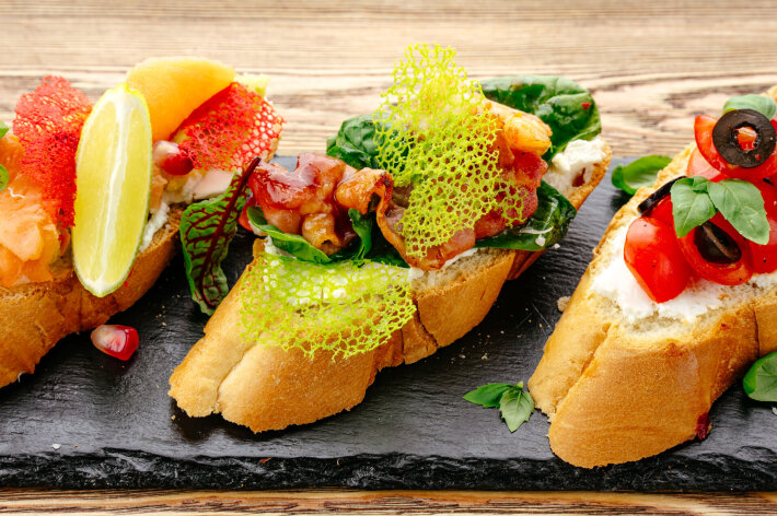 Брускетта с беконом и креветкой