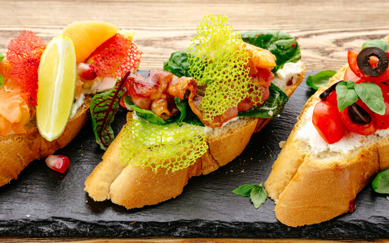 Брускетта с беконом и креветкой