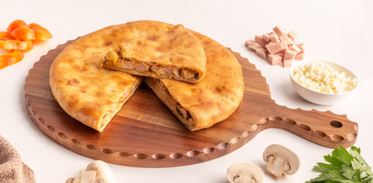 Пирог с ветчиной, грибами, болгарским перцем и сыром