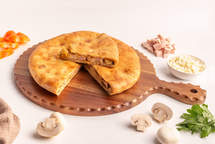 Пирог с ветчиной, грибами, болгарским перцем и сыром