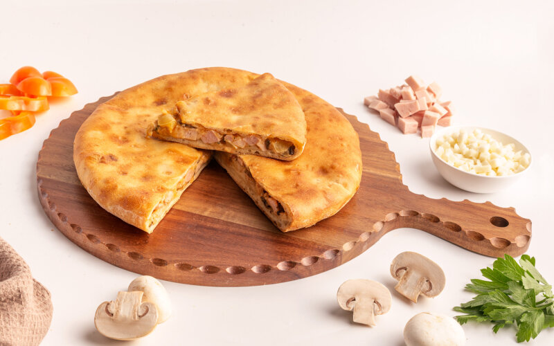 Пирог с ветчиной, грибами, болгарским перцем и сыром