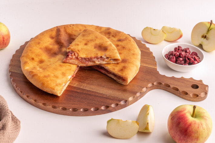Пирог с яблоком и вишней