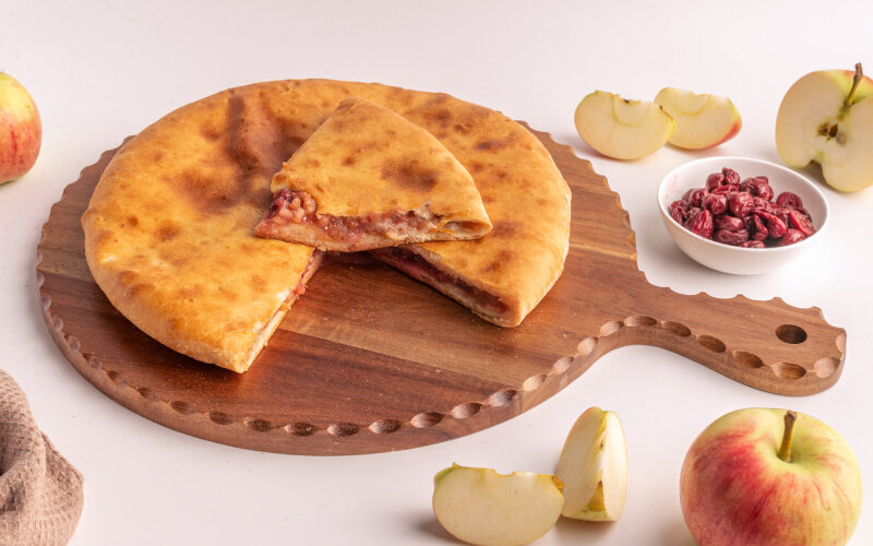 Пирог с яблоком и вишней