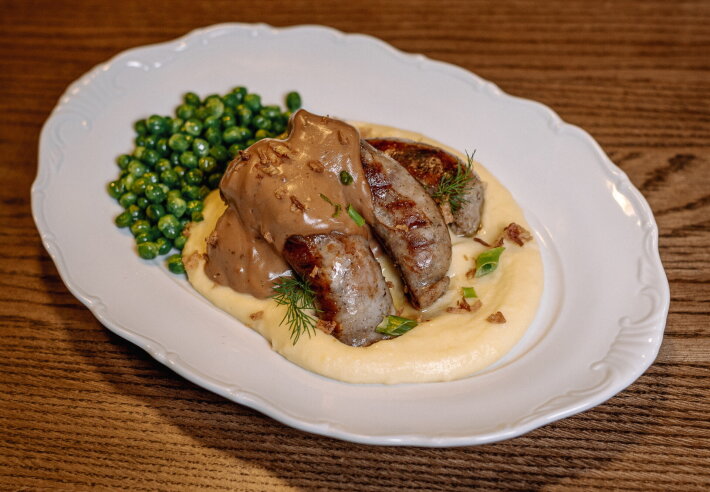 Пюре картофельное с деревенской колбасой, горошком 550 35 и мясным соусом