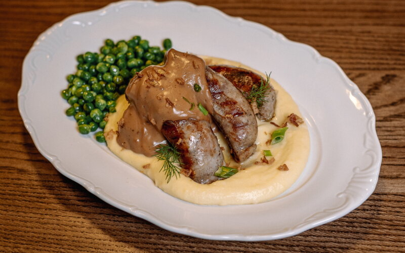 Пюре картофельное с деревенской колбасой, горошком 550 35 и мясным соусом