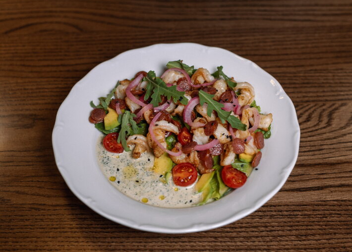 Салат с креветками и мятным соусом