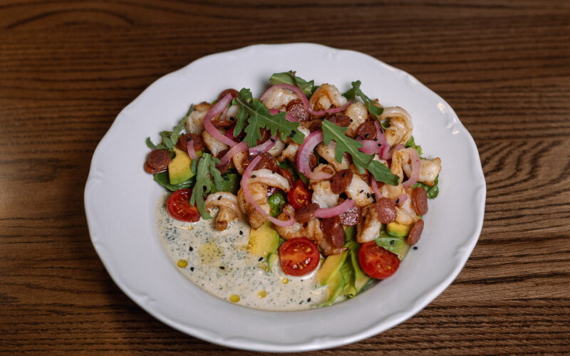 Салат с креветками и мятным соусом