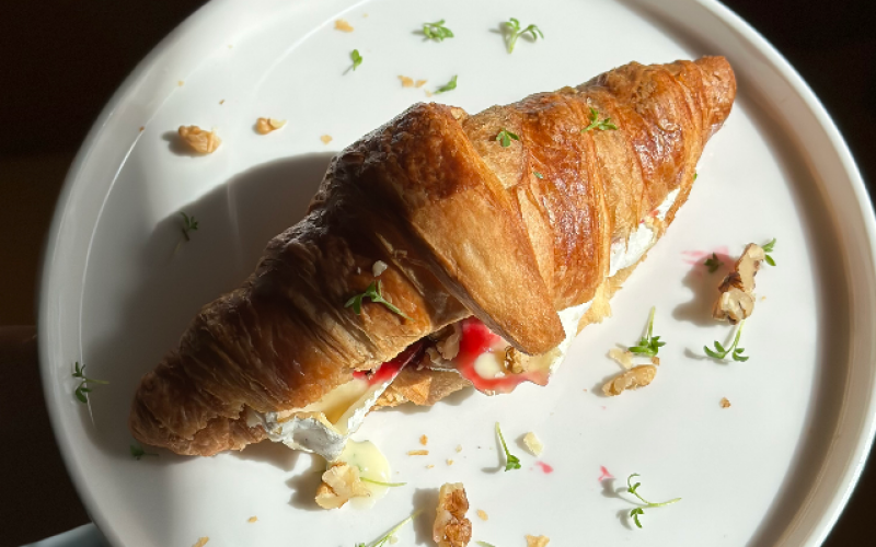 Круассан с камамбером и вишневым кули