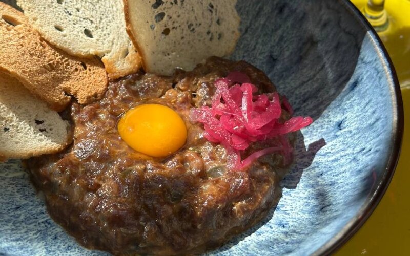 Тар-тар из говядины с малиновым луком и перепелиным яйцом