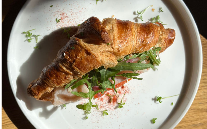 Круассан с ветчиной, помидором кремчизом и соусом «Голландез»