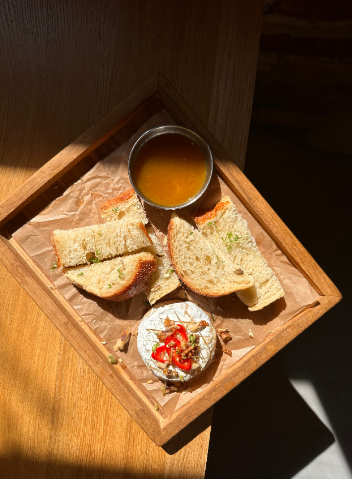 Запеченный камамбер с облепиховым соусом и грецким орехом