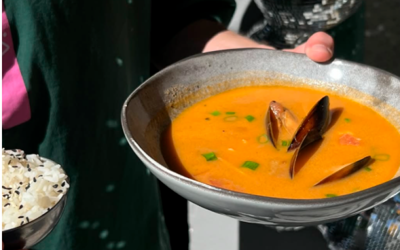 Том ям с креветками, мидиями и рисом «Басмати»