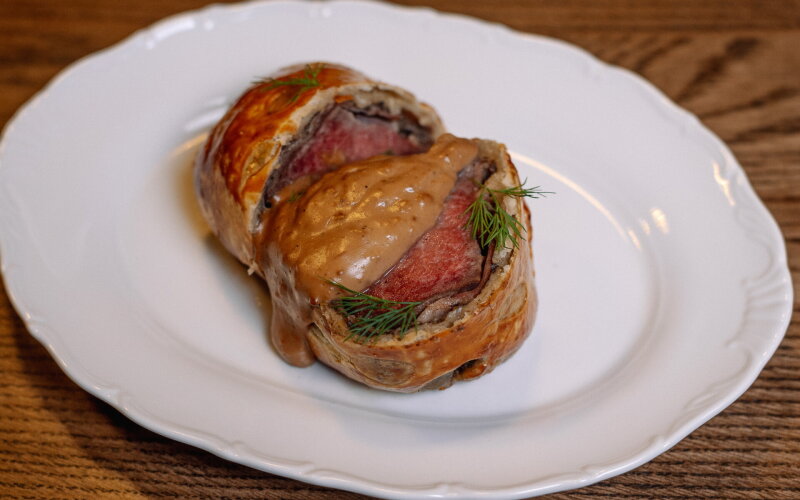 Велингтон с мясным соусом