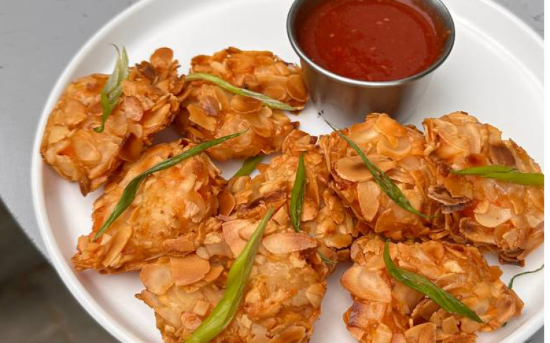 Миндальные креветки «Темпура» с малиновой сальсой