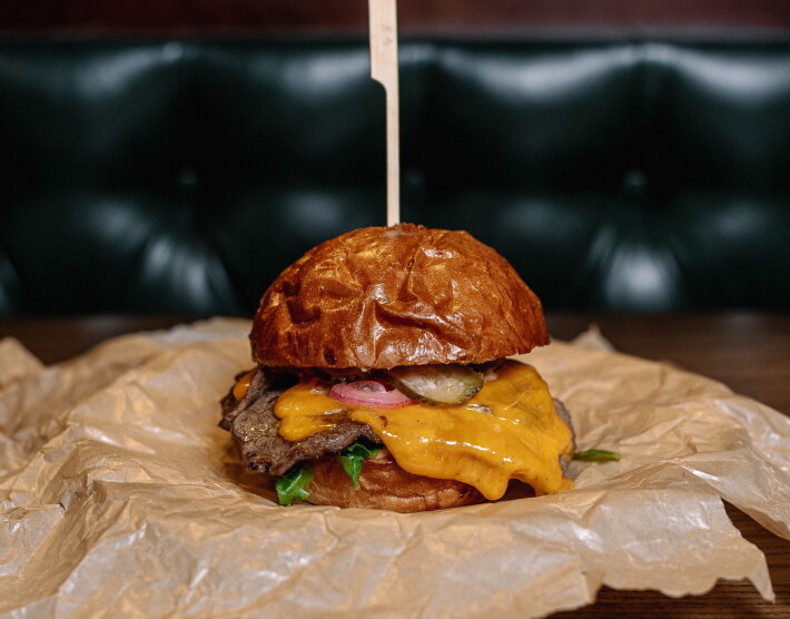 Бургер с жареным сыром и говяжьей котлетой