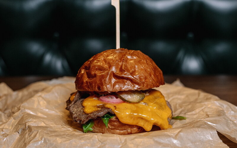 Бургер с жареным сыром и говяжьей котлетой