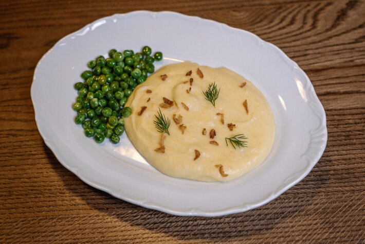 Картофельное пюре с зеленым горошком