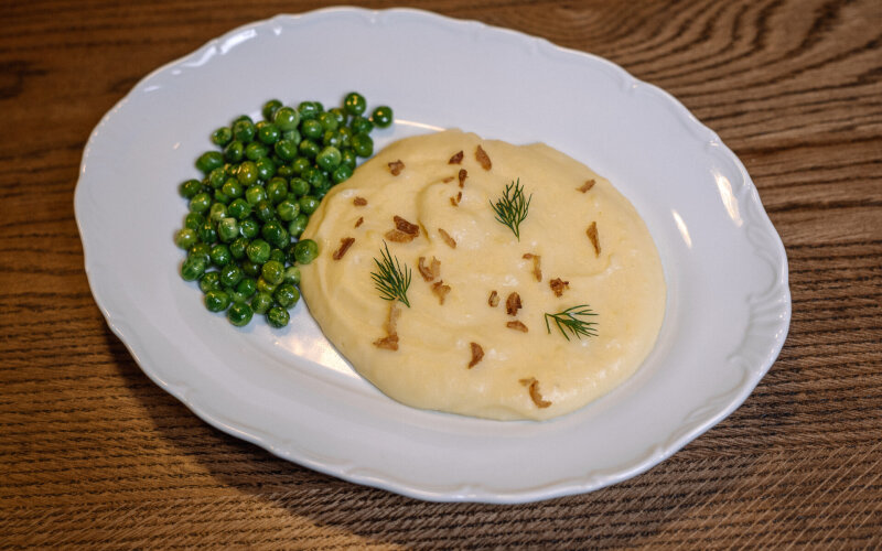 Картофельное пюре с зеленым горошком