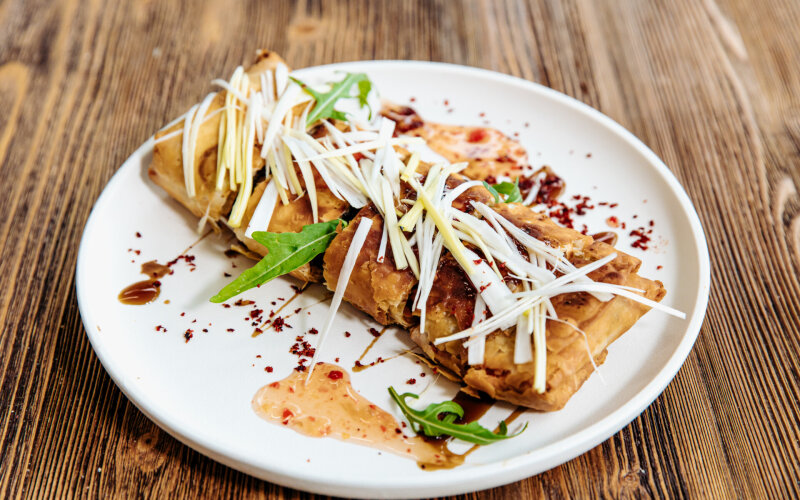 Лосось в сливочно-томатном соусе в лаваше