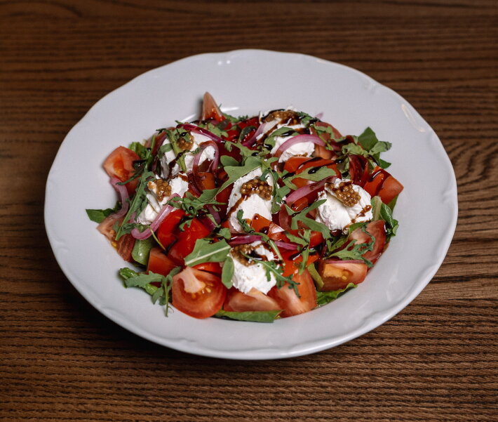 Овощной салат с печеным перцем и сливочным сыром
