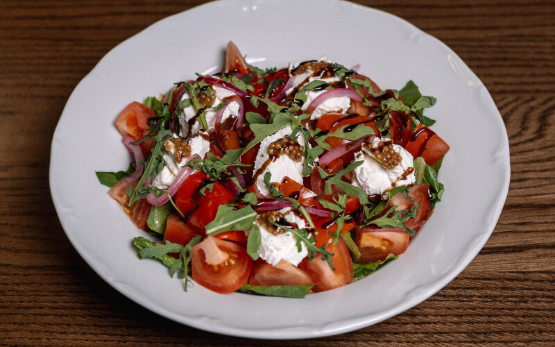 Овощной салат с печеным перцем и сливочным сыром