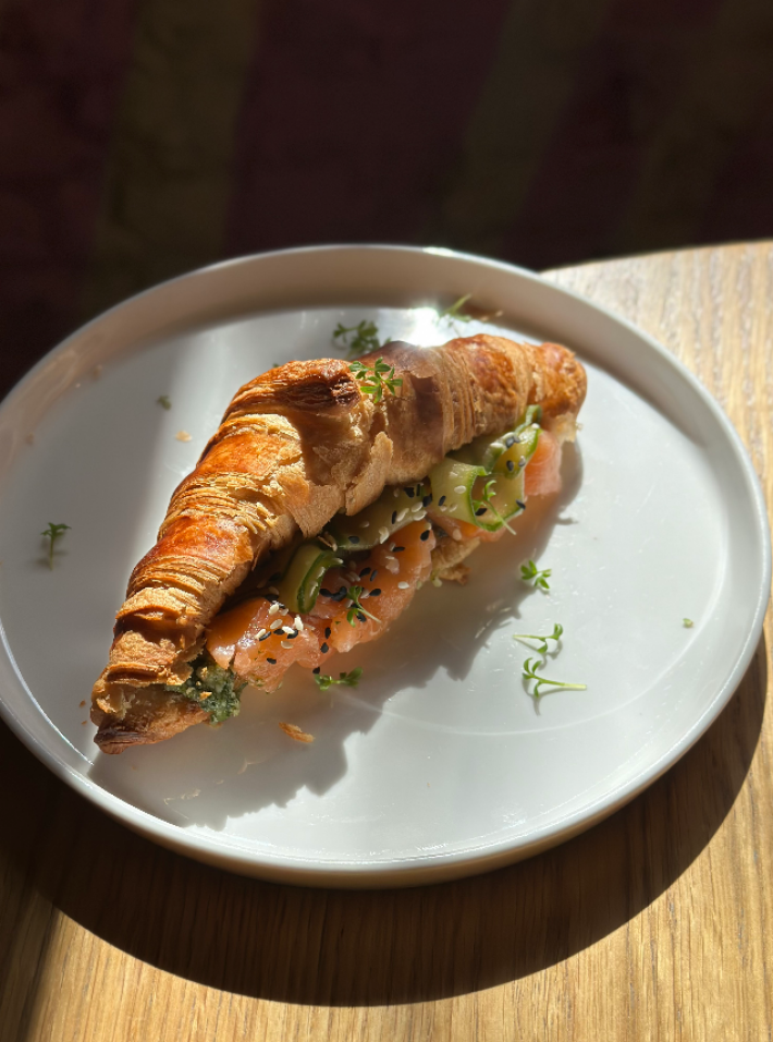 Круассан с лососем, творожным сыром и маринованным огурцом
