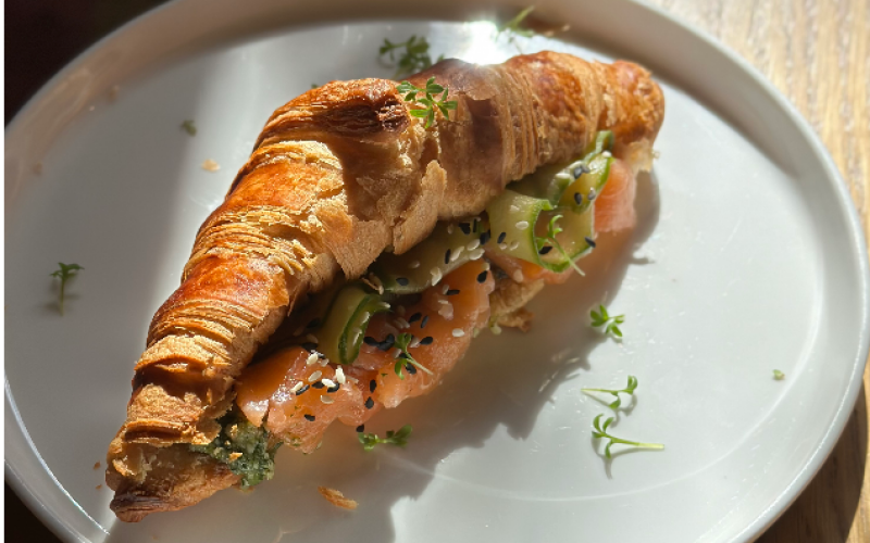 Круассан с лососем, творожным сыром и маринованным огурцом