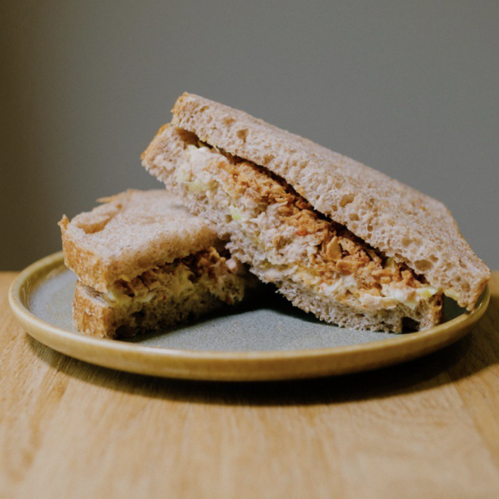 Сэндвич с тунцом на тартине