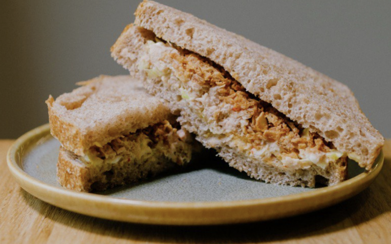 Сэндвич с тунцом на тартине