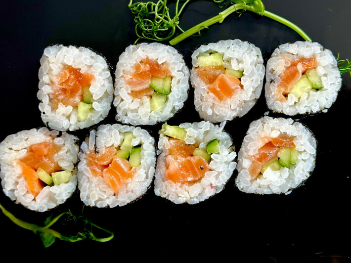 Ролл «Маки мини с лососем и огурцом»