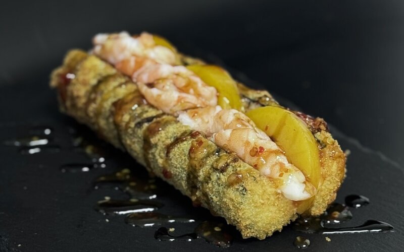 Ролл дог с креветкой и персиком