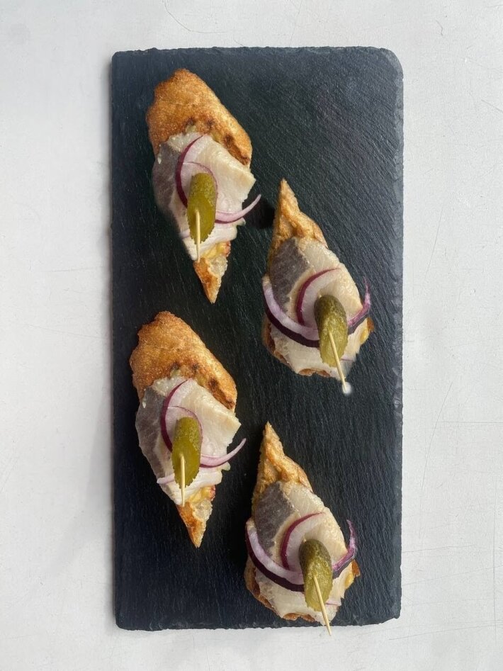 Брускетта с сельдью