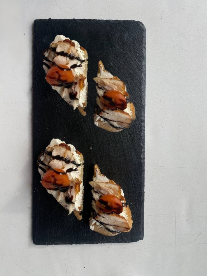 Брускетта с курицей