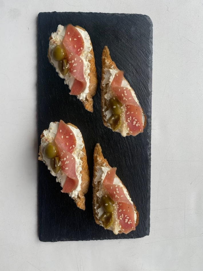 Брускетта с вяленым мясом