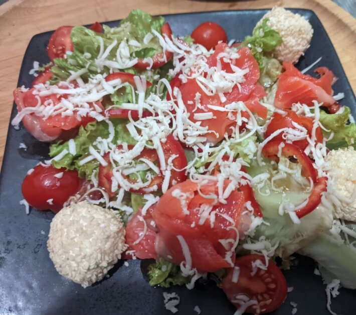 Салат с лососем