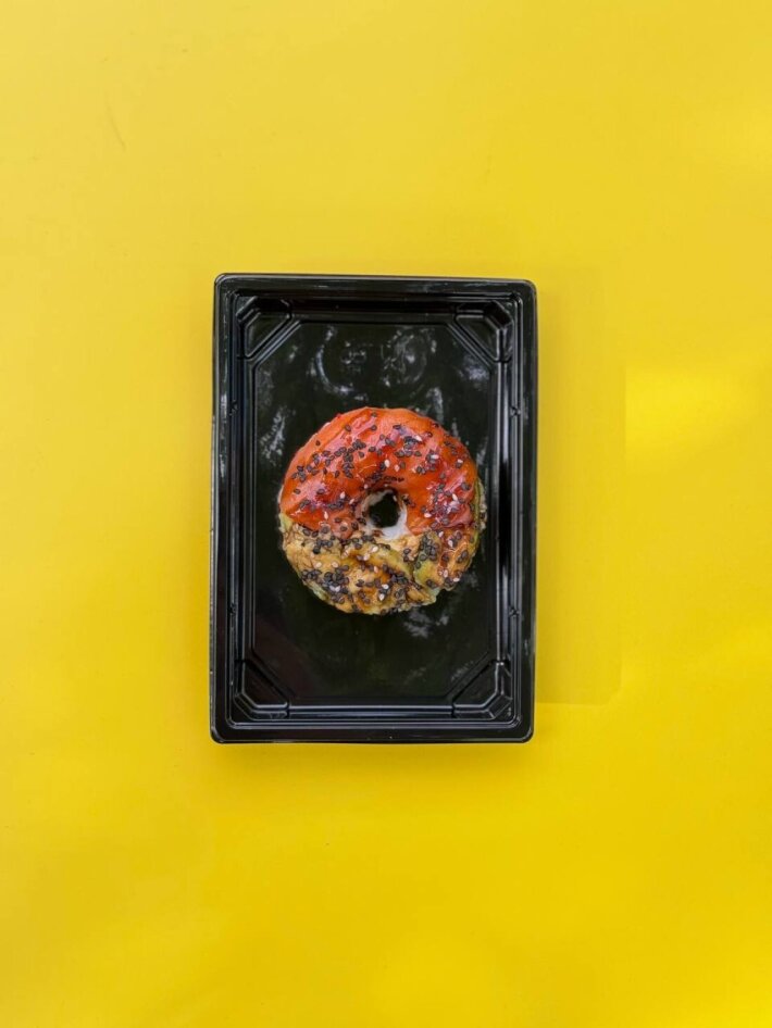 Пончик с лососем и авокадо