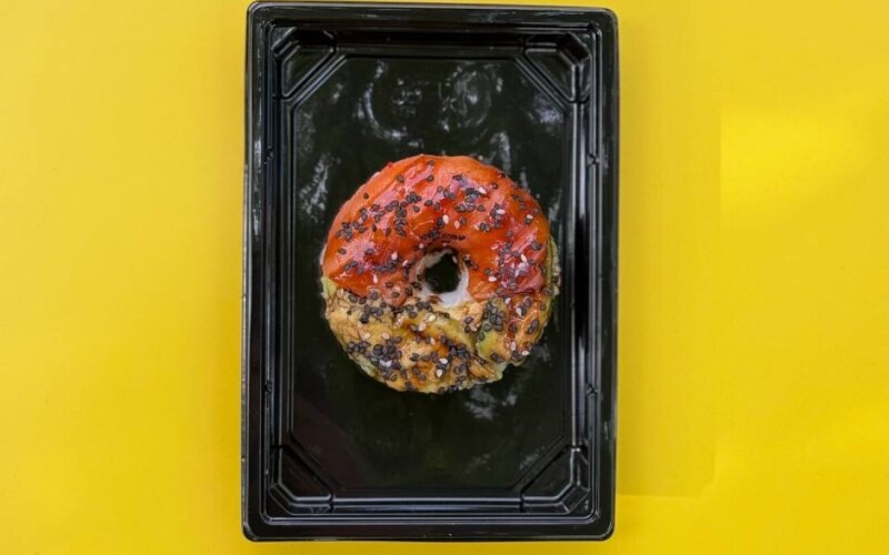 Пончик с лососем и авокадо