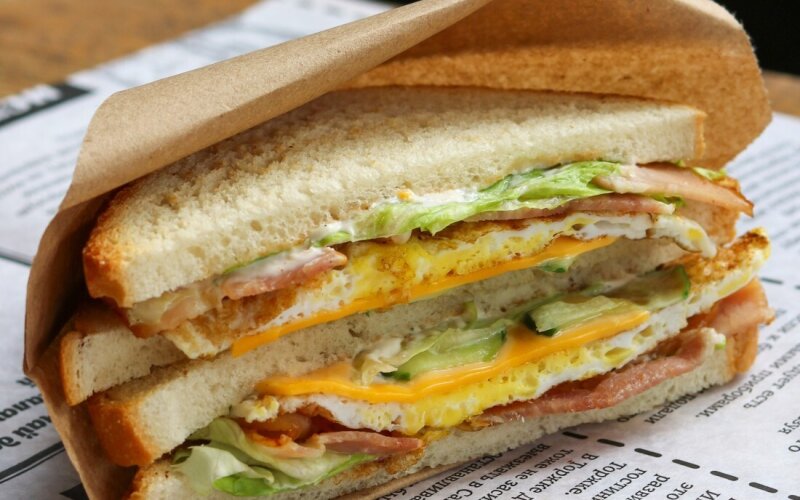 Сэндвич с беконом и яйцом