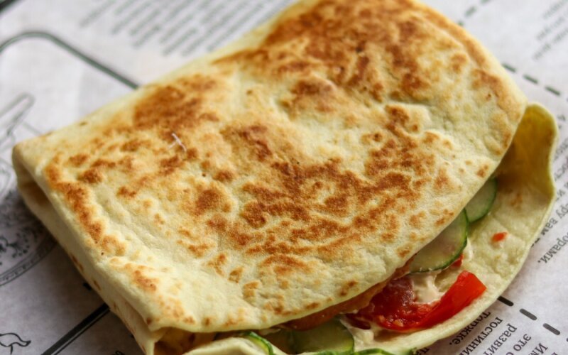 Тортилья с куриной котлеткой и сыром