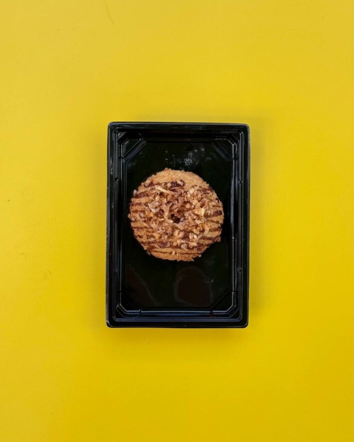 Жареный пончик с лососем