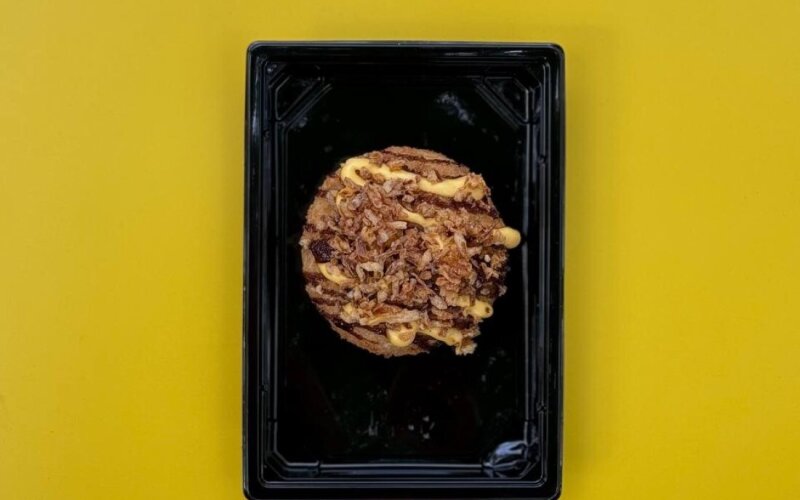 Жареный пончик с беконом