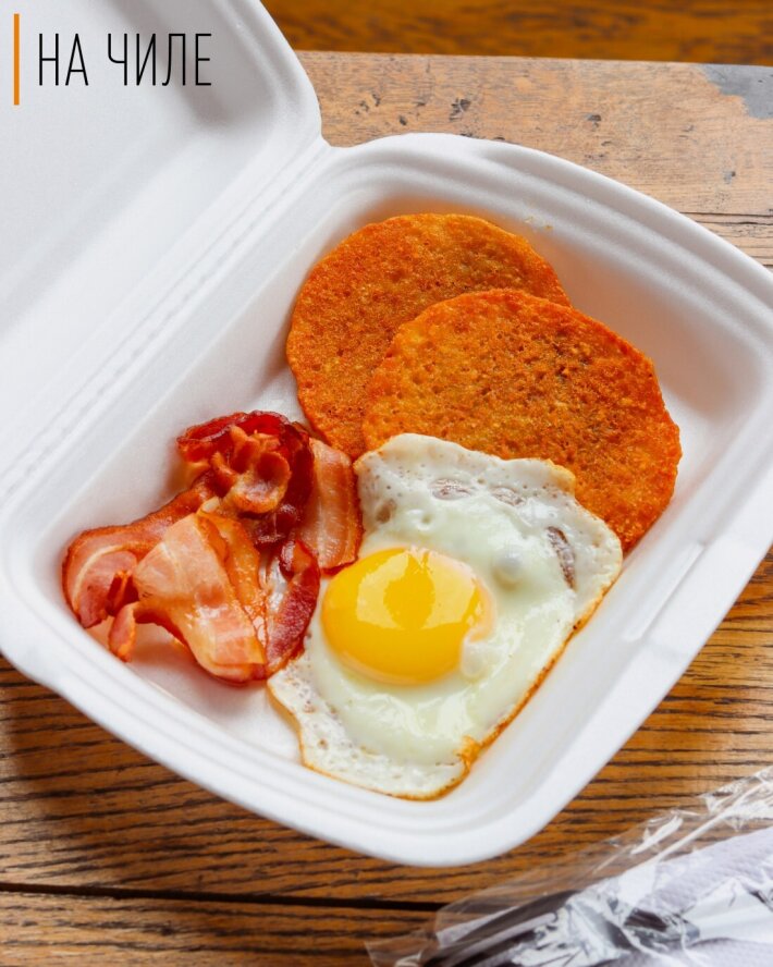 Драники с беконом и яйцом