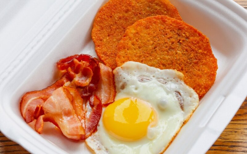 Драники с беконом и яйцом