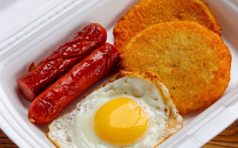 Драники с колбаской и яйцом